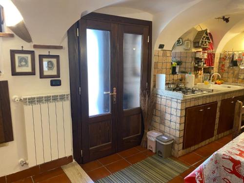 Pettorano sul Gizioにあるla casa di Sophieのキッチン(大きな木製のドア、カウンター付)
