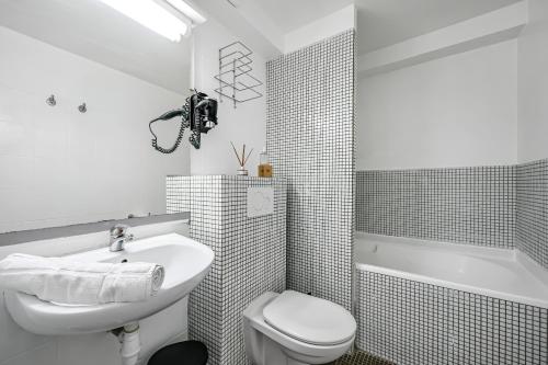 Bilik mandi di Hôtel Sauvage