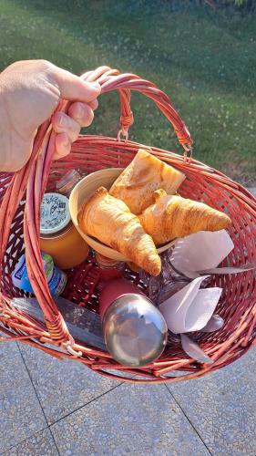 een mand gevuld met brood en gebak en een lepel bij A l'aube des sens in Bailly-le-Franc