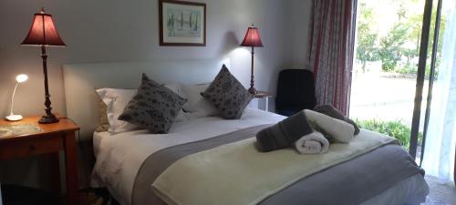 Postel nebo postele na pokoji v ubytování 1-On-Scott Garden Suites