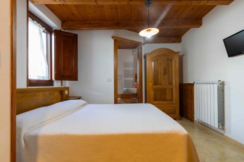 a bedroom with a bed and a television in it at B&b Gennargentu in Fonni