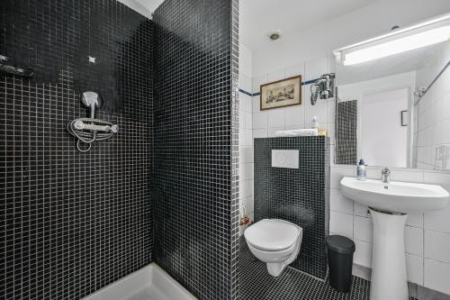 Bilik mandi di Hôtel Sauvage