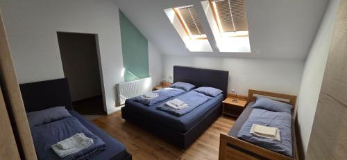 two beds in a small room with two beds sidx sidxsenalsenalsenalsenalsenal at Munich Residence in Cristian