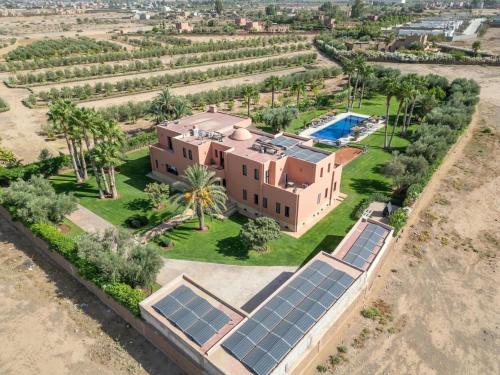 eine Luftansicht eines Hauses mit Sonnenkollektoren in der Unterkunft Villa Chocolat Deluxe in Marrakesch