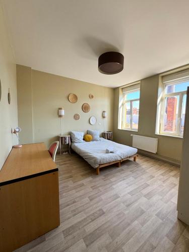 Katil atau katil-katil dalam bilik di Charme et confort - Maison Roubaix 5 chambres