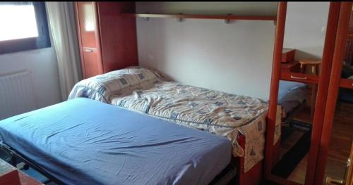 a small bedroom with two bunk beds in it at Bienvenidos in Burgos