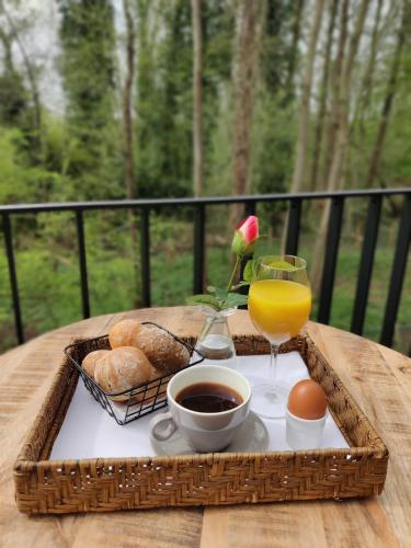 a tray of breakfast food and a glass of orange juice at het Boekenhof in Niel