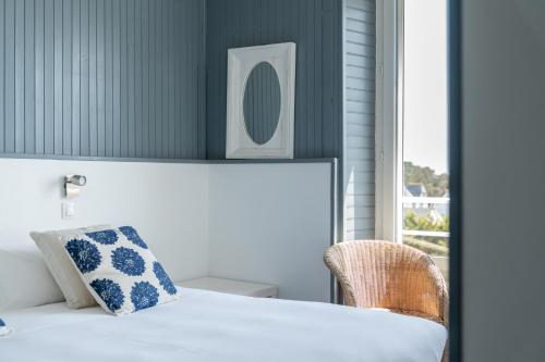Ένα ή περισσότερα κρεβάτια σε δωμάτιο στο Hôtel Des Deux Mers