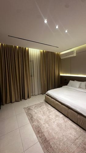 Ένα ή περισσότερα κρεβάτια σε δωμάτιο στο سويت فندقي راقي وهادئ و قريب من بحر الخبر