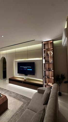 Μια τηλεόραση ή/και κέντρο ψυχαγωγίας στο سويت فندقي راقي وهادئ و قريب من بحر الخبر