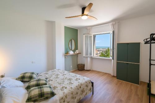 Ένα ή περισσότερα κρεβάτια σε δωμάτιο στο OFFER AGOSTO - Sulla Spiaggia Parking - AC & WiFi