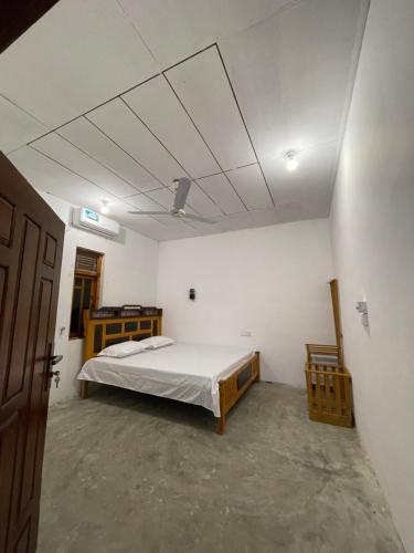 阿鲁甘湾The luxy bay的白色房间里有一张床的卧室