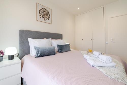 Foto Central & Stylish Apartment by HostWise 6