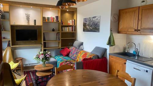 un salon avec un canapé et une table dans l'établissement Chalet Jonquille, à Valfréjus