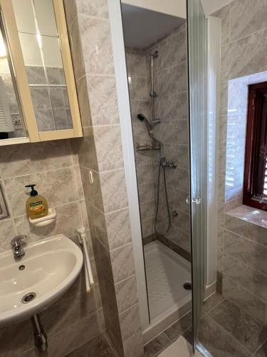 Bilik mandi di Apartman Elza