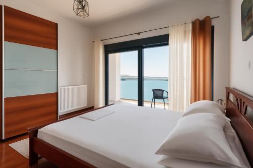 Ένα ή περισσότερα κρεβάτια σε δωμάτιο στο Seafront Villa with Private Pool in Dobra Voda, Montenegro