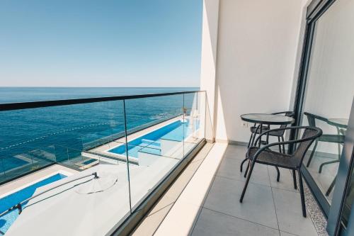 Μπαλκόνι ή βεράντα στο Seafront Villa with Private Pool in Dobra Voda, Montenegro