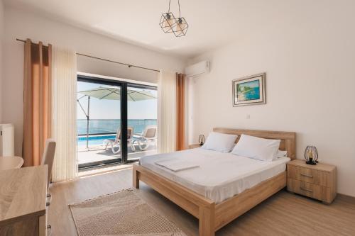 Ένα ή περισσότερα κρεβάτια σε δωμάτιο στο Seafront Villa with Private Pool in Dobra Voda, Montenegro