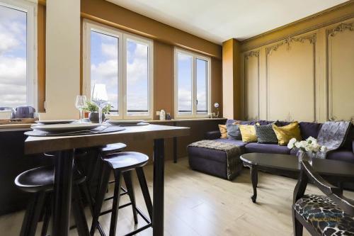 un salon avec une table et un canapé dans l'établissement Jaures - Vue panoramique sur la ville Rose, à Toulouse