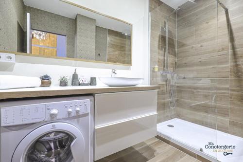 La salle de bains est pourvue d'un lave-linge et d'une douche. dans l'établissement Jaures - Vue panoramique sur la ville Rose, à Toulouse