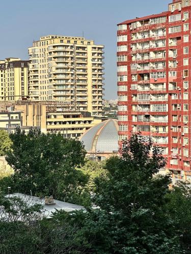eine Gruppe hoher Gebäude in einer Stadt in der Unterkunft Triumf palase in Baku
