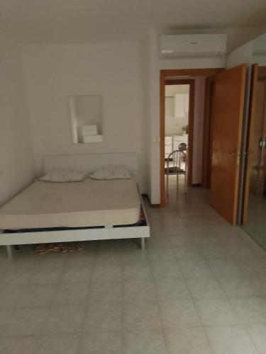 a bedroom with a bed in a room at Vacanze MARE Vasto in Vasto