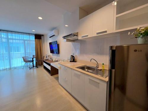 a kitchen with a stainless steel refrigerator and a sink at The Beach Bangsaen Condo 327-23 in Ban Bang Saen (1)