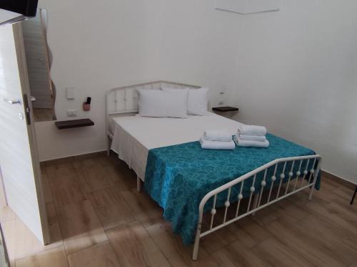 a bedroom with a bed with two towels on it at B&B Via Roma in Sannicola