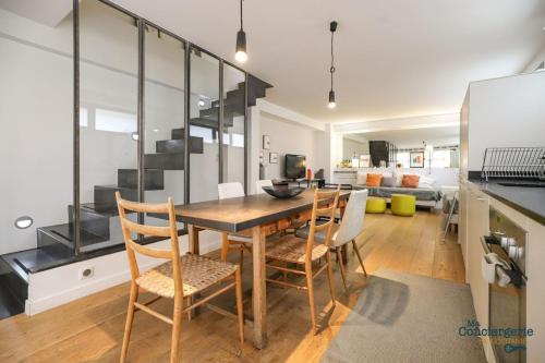 una cucina e una sala da pranzo con tavolo e sedie di Delpech - Maison hypercentre - Métro - 8 personnes a Tolosa