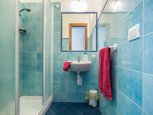 スペルロンガにあるCasa Vacanze Vespucci 4の青いバスルーム(シンク、鏡付)