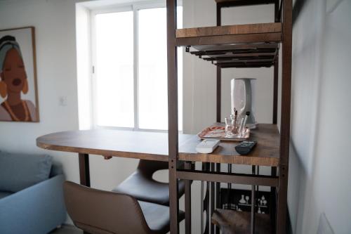 a loft bed with a desk in a room at Riad'a Praia in Armação de Pêra
