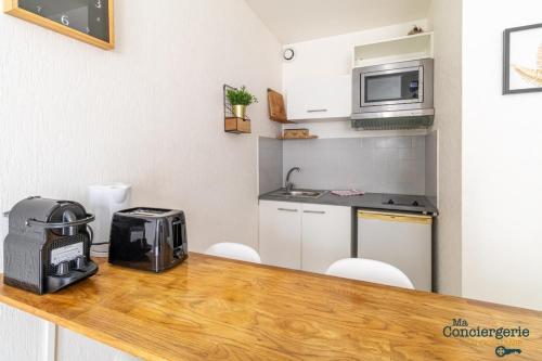 La cuisine est équipée d'un comptoir, d'un four micro-ondes et d'un grille-pain. dans l'établissement Heliot - Hypercentre - Proche du métro, à Toulouse