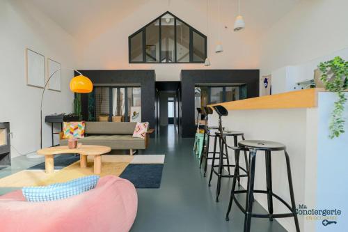 - un salon avec un canapé et des tabourets de bar dans l'établissement Loft Atypique - Piscine - 9p -Tlse, à Toulouse