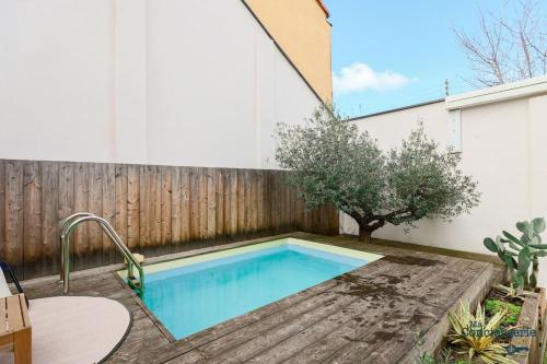 une piscine dans l'arrière-cour d'une maison dans l'établissement Loft Atypique - Piscine - 9p -Tlse, à Toulouse
