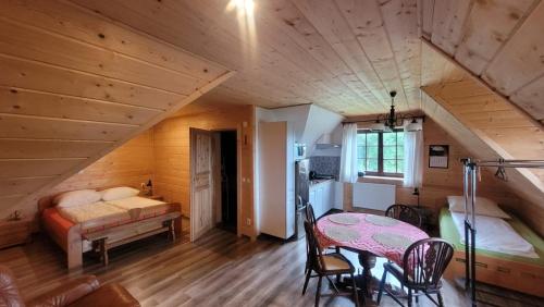 Postel nebo postele na pokoji v ubytování Chata Drapula - Gospodarstwo Agroturystyczne - Apartament na wyłączność z widokiem na góry i aneksem kuchennym