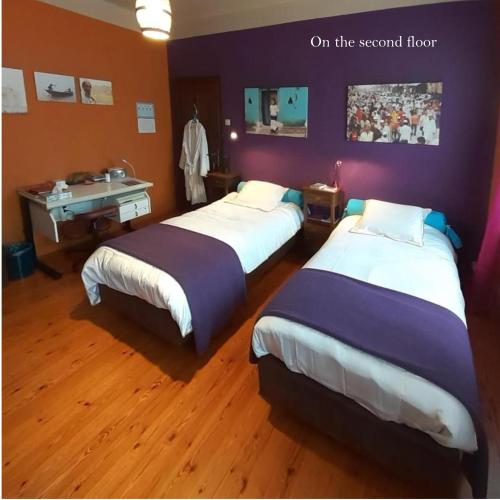 une chambre d'hôtel avec deux lits et un lavabo dans l'établissement B&B E48, à Bruges