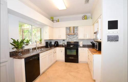 Η κουζίνα ή μικρή κουζίνα στο SPACIOUS Home in Tampa Area & Wesley Chapel