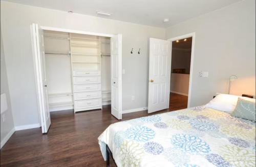 Ένα ή περισσότερα κρεβάτια σε δωμάτιο στο SPACIOUS Home in Tampa Area & Wesley Chapel