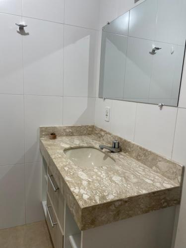 un bagno con lavandino e specchio di Hospedagem somente para mulheres a Botucatu