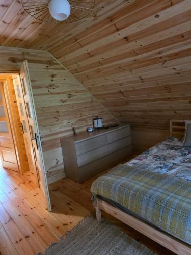 Górecko KościelneGórecko Kościelne- Domek w Lesie的带床和木质天花板的卧室