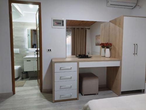 Postel nebo postele na pokoji v ubytování Qeparo Antonio Rooms