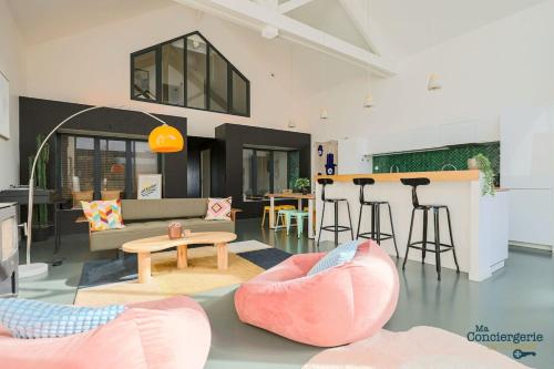 un salon avec un canapé et une table dans l'établissement Loft Atypique - Piscine - 9p -Tlse, à Toulouse