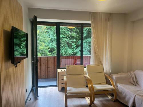 Et tv og/eller underholdning på Woods Inn Kokta-Mitarbi