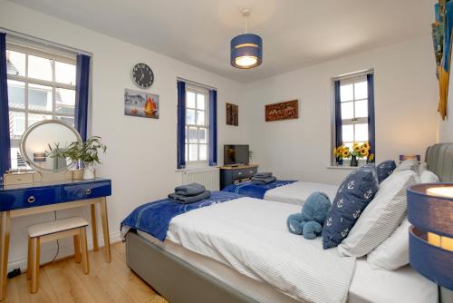 ブリクサムにあるCaptains Rest - 2 bedroom apartment in the heart of Brixhamのベッド2台と鏡のある寝室