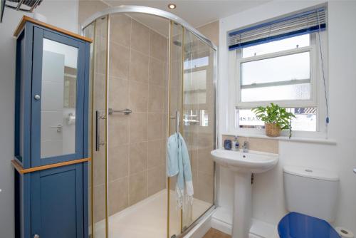 ブリクサムにあるCaptains Rest - 2 bedroom apartment in the heart of Brixhamのシャワーと洗面台付きのバスルーム