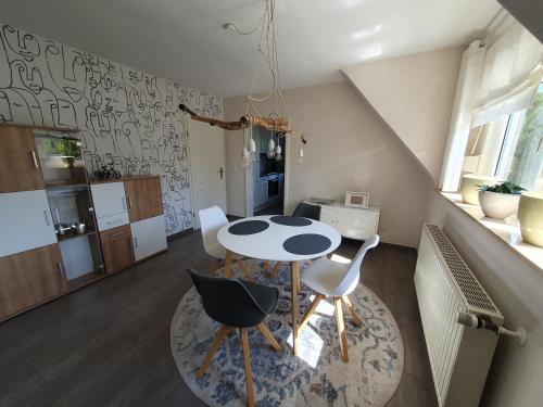 a kitchen with a table and chairs in a room at Fewo enjoy Stadtlohn Münsterland in Stadtlohn