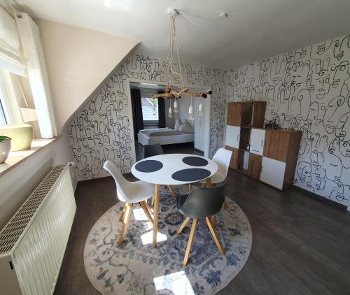 a kitchen with a table and chairs in a room at Fewo enjoy Stadtlohn Münsterland in Stadtlohn