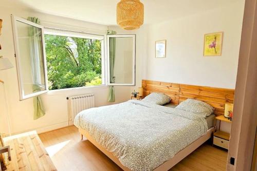 une chambre avec un lit et une fenêtre dans l'établissement Maison calme et cozy avec filet suspendu à 15min de Nancy, à Pompey