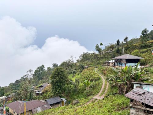 un village à flanc de colline avec une maison dans l'établissement Ecoventure Todey Tangta, à Thode