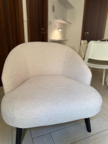 a white chair sitting in a living room at Casa Marconi in Aragona